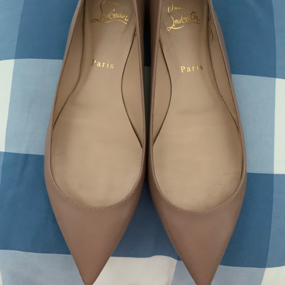 Christian Louboutin pointed toe flats in tan size 39